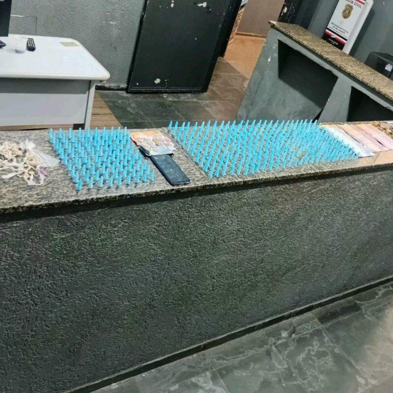 Porções de cocaína e crack, dinheiro, celulares e outros objetos apreendidos pela Guarda Civil Municipal (GCM) durante abordagem a um suspeito de tráfico de drogas na Vila Voturuá, em São Vicente