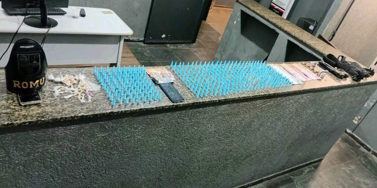 Porções de cocaína e crack, dinheiro, celulares e outros objetos apreendidos pela Guarda Civil Municipal (GCM) durante abordagem a um suspeito de tráfico de drogas na Vila Voturuá, em São Vicente