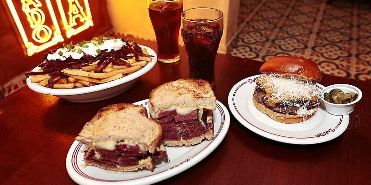 Sanduíches de pastrami e de hambúrguer de dry aged com queijo tulha premiado fazem sucesso no menu