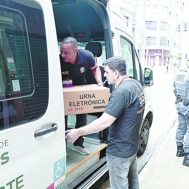 Agentes garantem a segurança desde o momento em que as urnas saem para os locais de votação