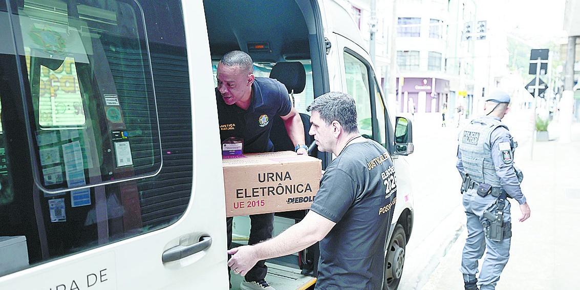 Agentes garantem a segurança desde o momento em que as urnas saem para os locais de votação