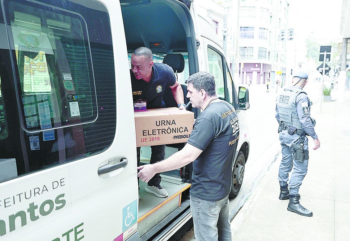 Agentes garantem a segurança desde o momento em que as urnas saem para os locais de votação