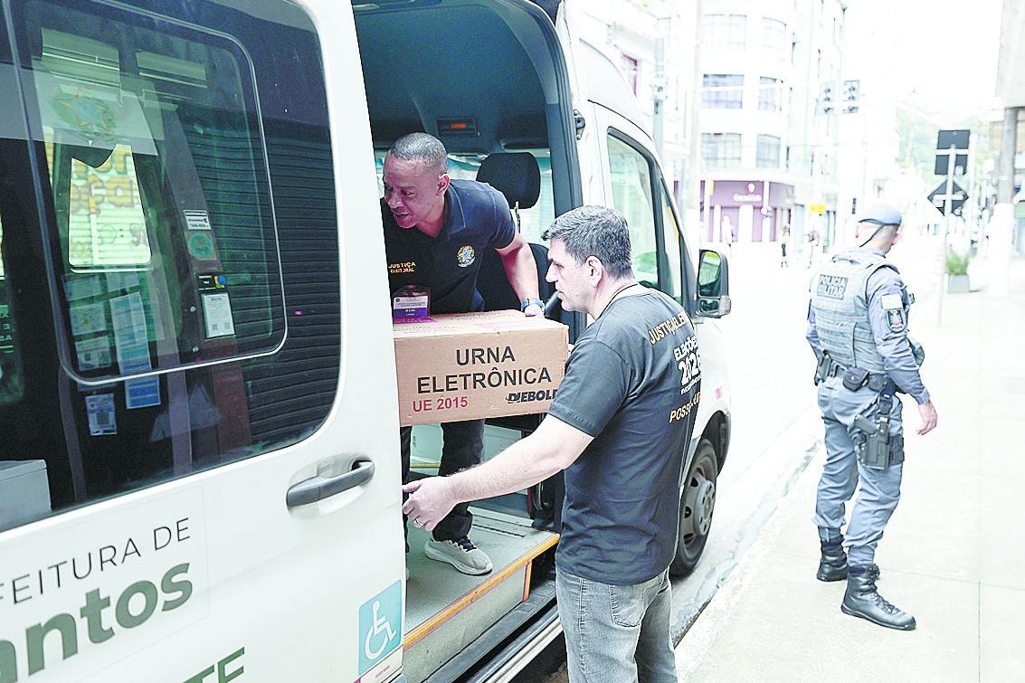 Agentes garantem a segurança desde o momento em que as urnas saem para os locais de votação