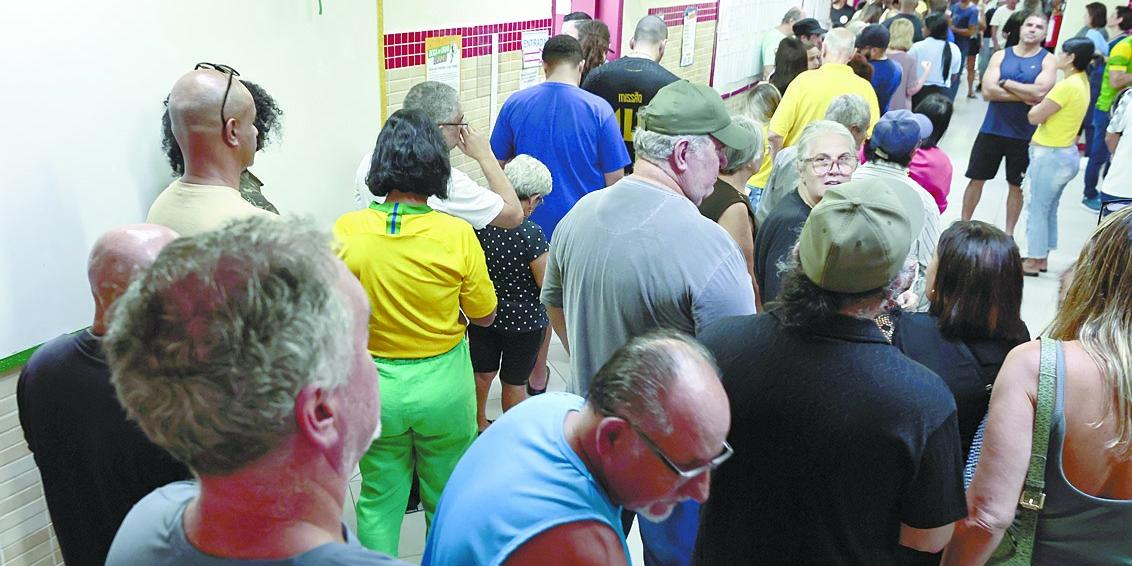 Assim como no 1º turno, hoje também não será permitido entrar com celular na cabine de votação