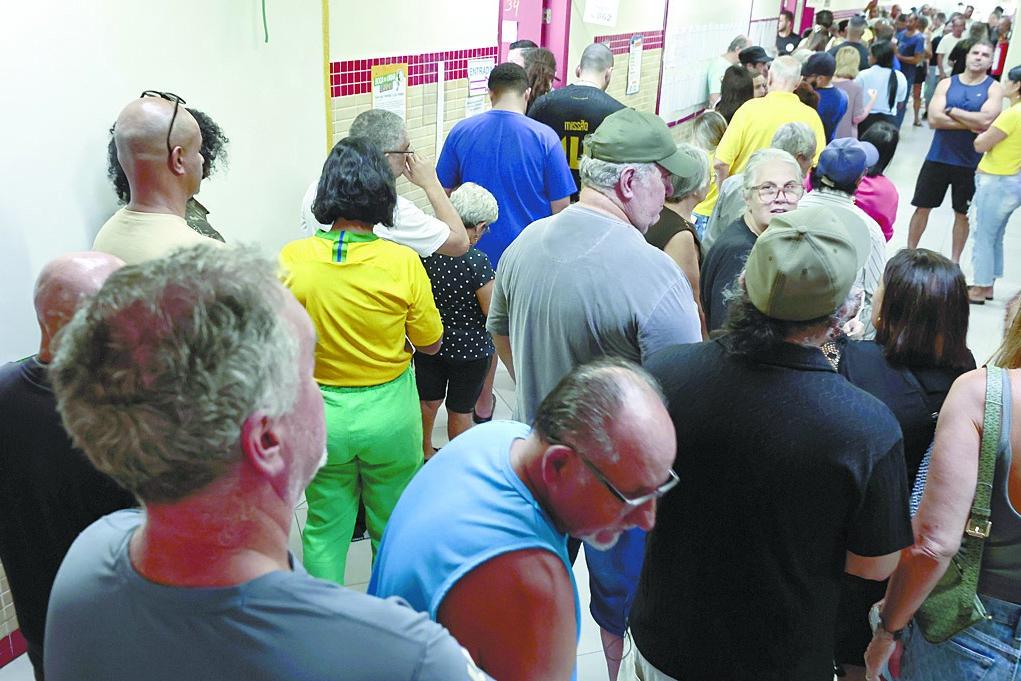 Assim como no 1º turno, hoje também não será permitido entrar com celular na cabine de votação