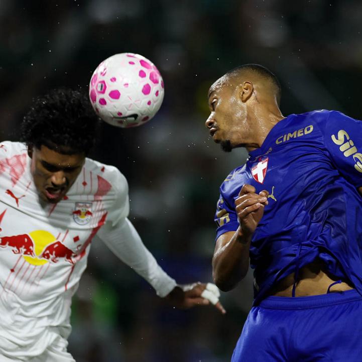 Palmeiras supera pênalti perdido, vence Red Bull Bragantino e assume liderança do Brasileirão