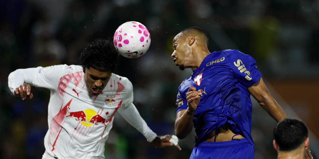 Palmeiras supera pênalti perdido, vence Red Bull Bragantino e assume liderança do Brasileirão