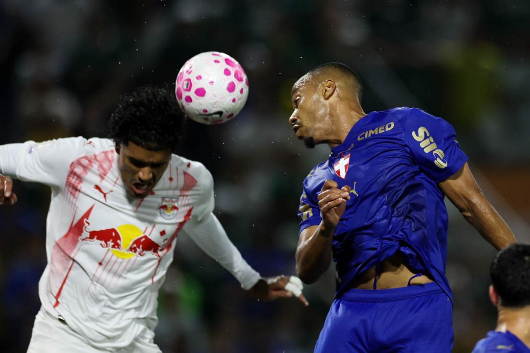 Palmeiras supera pênalti perdido, vence Red Bull Bragantino e assume liderança do Brasileirão