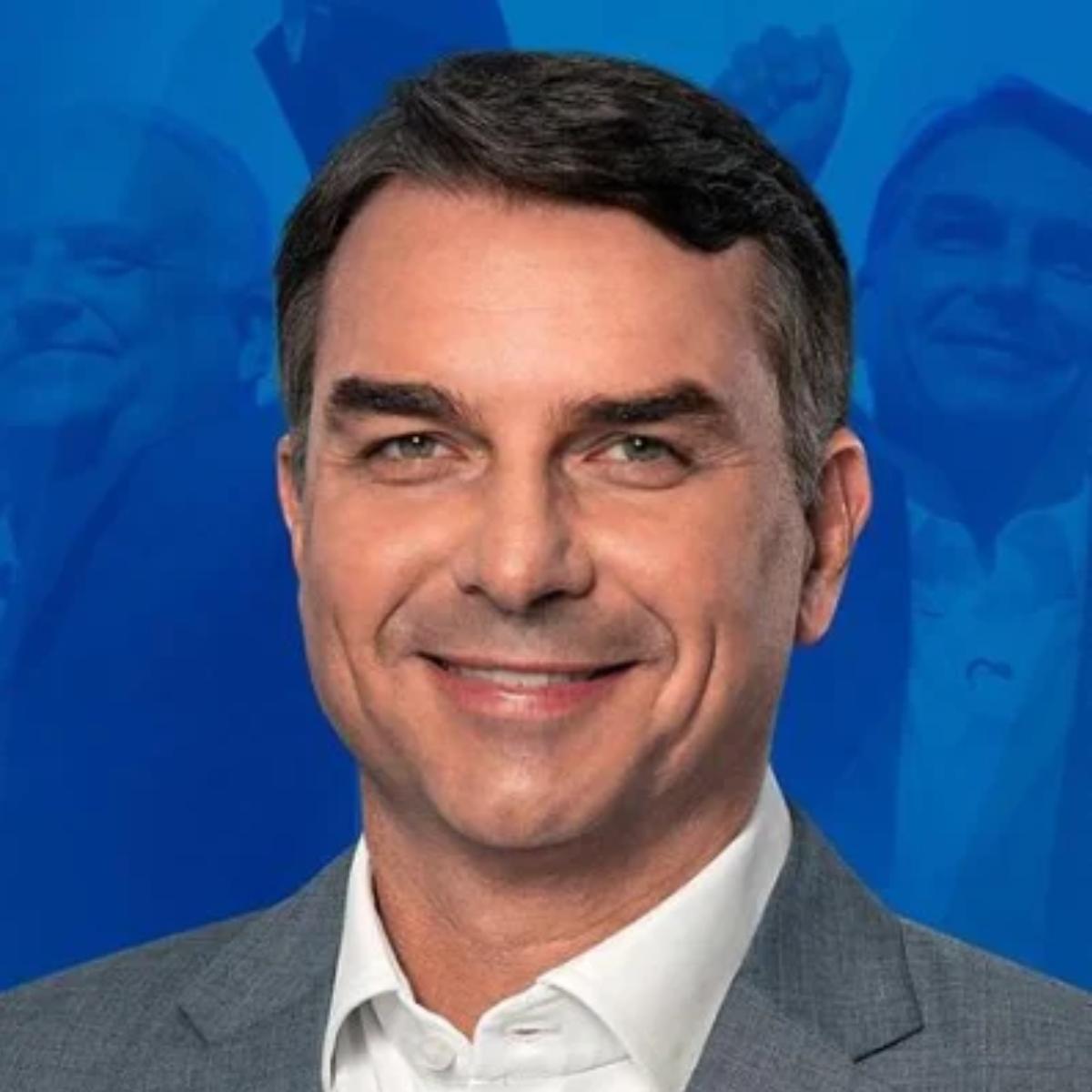 Nascido em 30 de abril de 1981, em Resende (RJ), Flávio Nantes Bolsonaro tem 45 anos e é o filho mais velho de Jair Bolsonaro