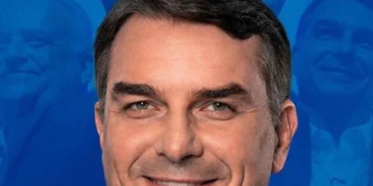 Nascido em 30 de abril de 1981, em Resende (RJ), Flávio Nantes Bolsonaro tem 45 anos e é o filho mais velho de Jair Bolsonaro