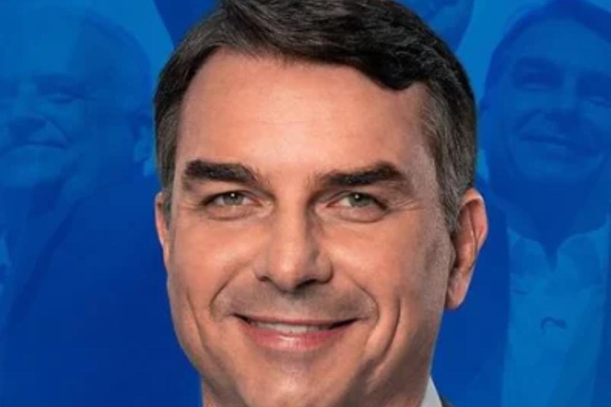 Nascido em 30 de abril de 1981, em Resende (RJ), Flávio Nantes Bolsonaro tem 45 anos e é o filho mais velho de Jair Bolsonaro