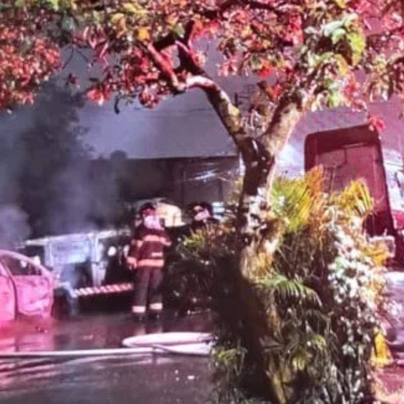 Incêndio destruiu veículo na madrugada deste domingo, no bairro Pae Cará, em Guarujá