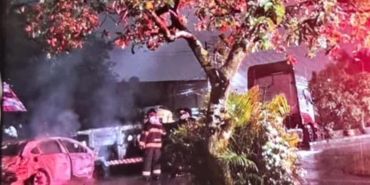 Incêndio destruiu veículo na madrugada deste domingo, no bairro Pae Cará, em Guarujá