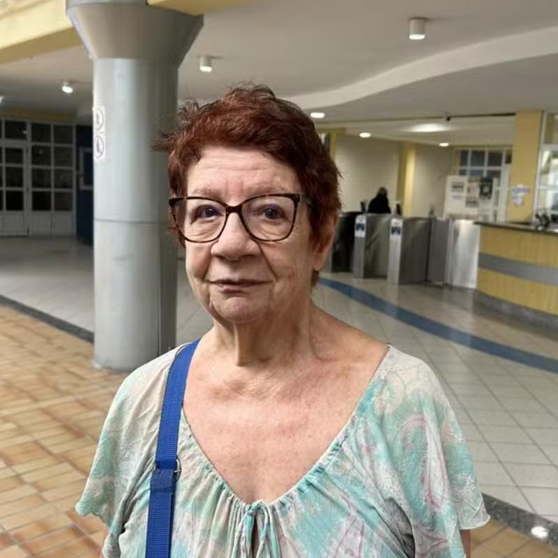 Regina Barroso, de 80 anos, esteve cedo no Colégio Liceu Santista, em Santos, para votar nas eleições