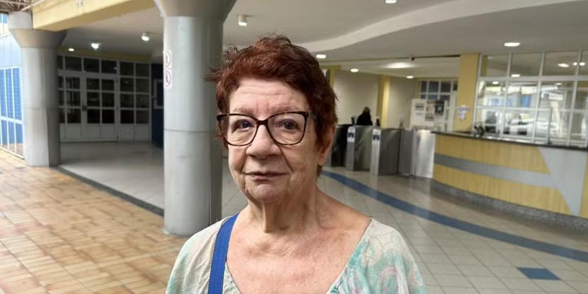 Regina Barroso, de 80 anos, esteve cedo no Colégio Liceu Santista, em Santos, para votar nas eleições