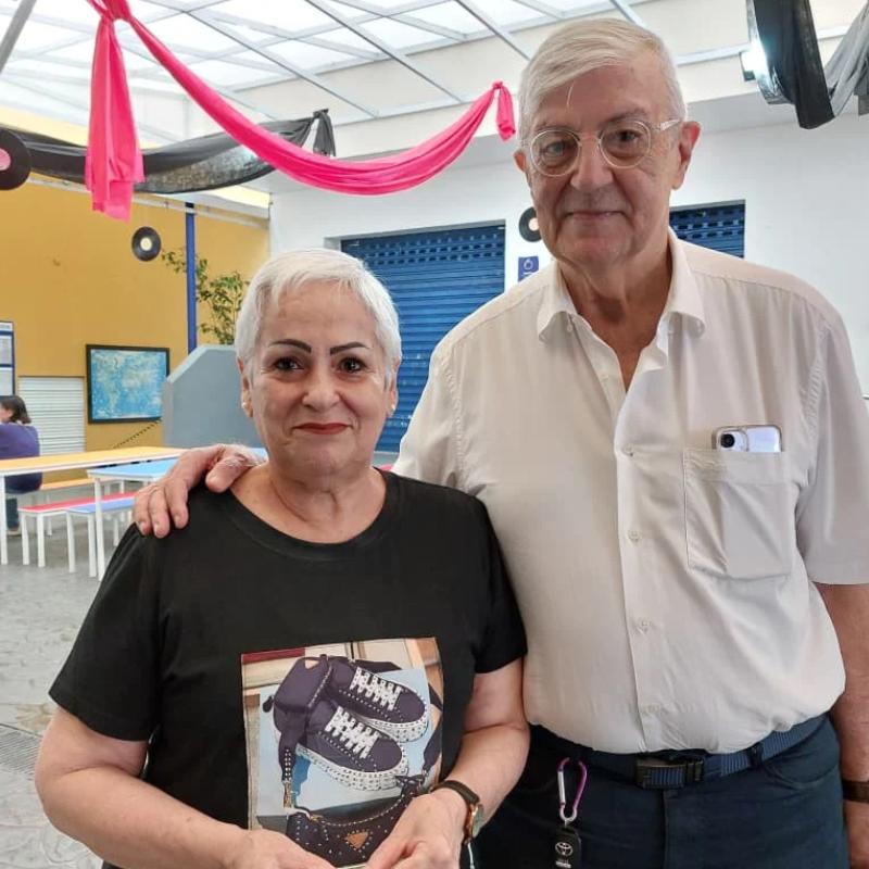 Casal de idosos chegou cedo para votação em São Vicente