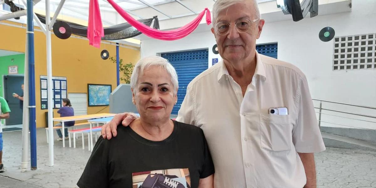 Casal de idosos chegou cedo para votação em São Vicente