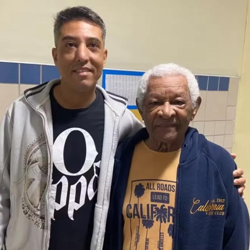 Alberto Rosendo, de 90 anos, votou pela primeira vez em urna eletrônica em Santos, neste domingo (25)