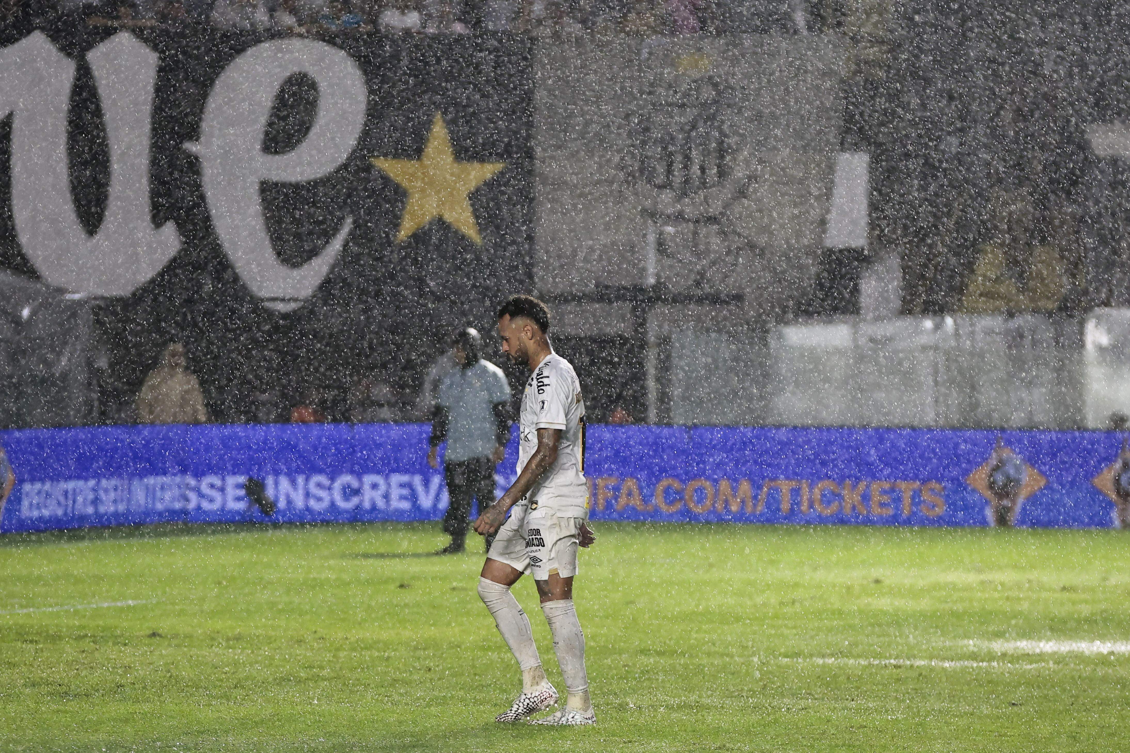 Neymar foi expulso no empate entre Santos e Bahia, na Vila Belmiro, no sábado (24)
