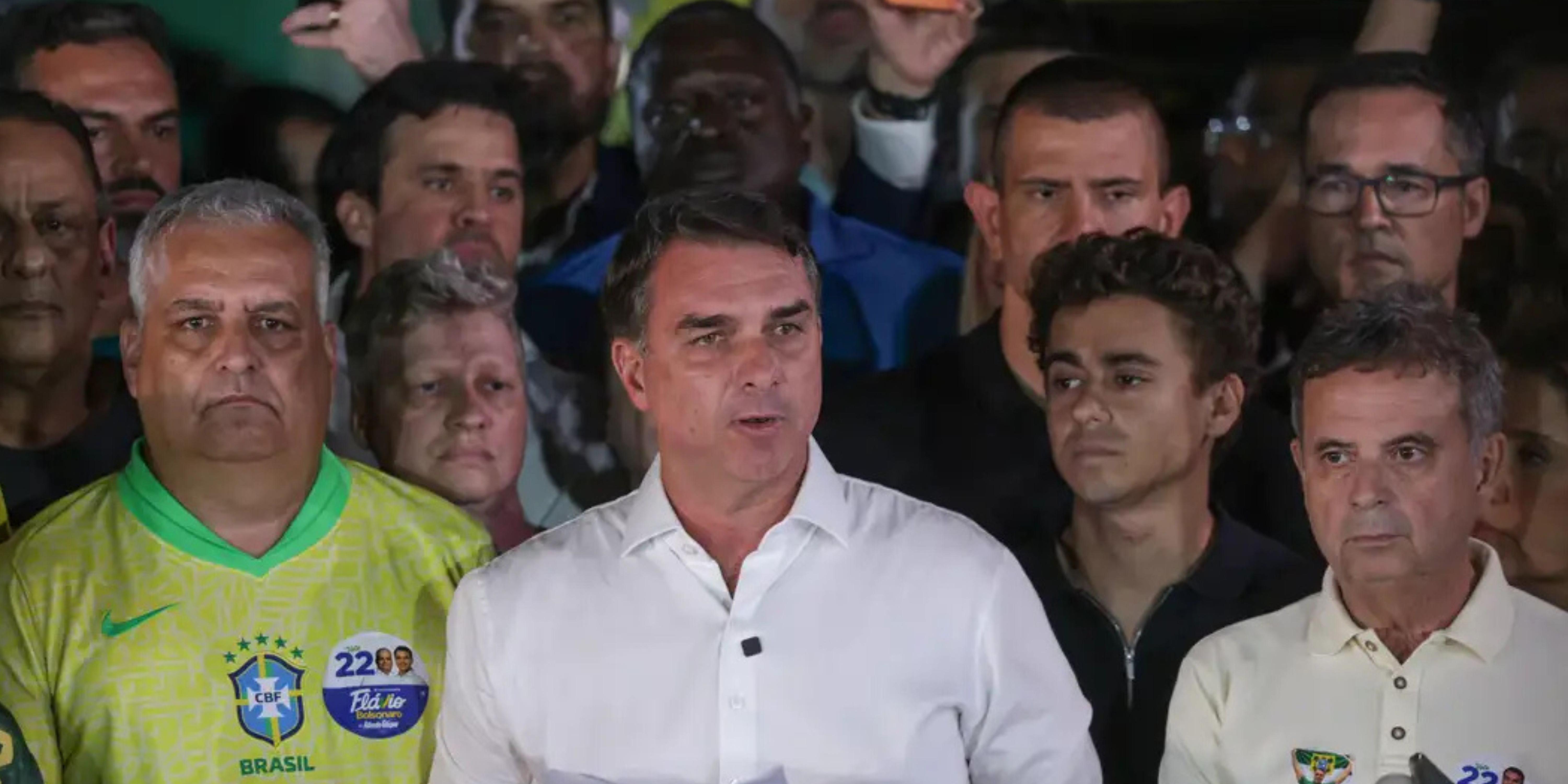 Flávio Bolsonaro se nega a reconhecer derrota e diz que pedirá anulação da eleição