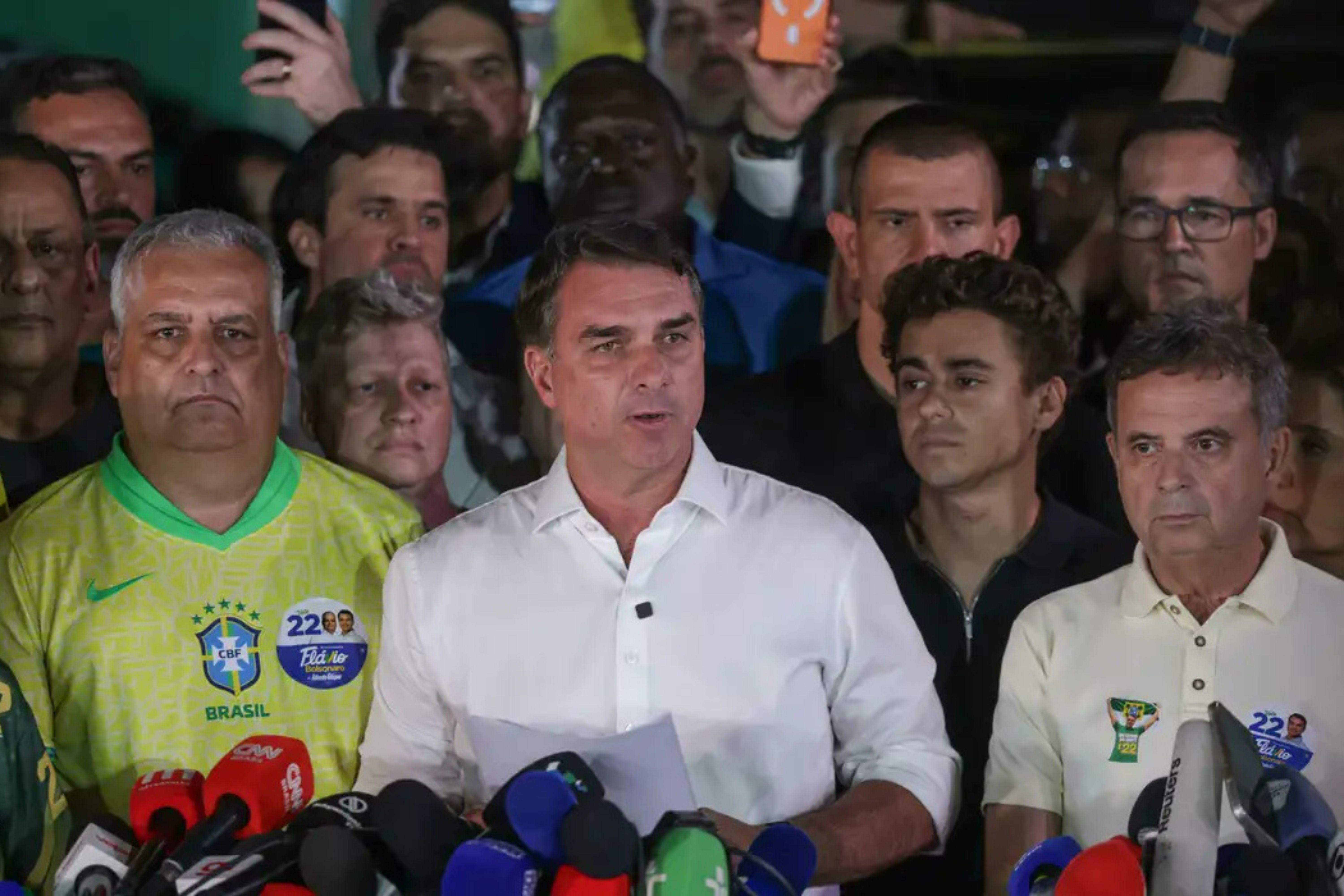 Flávio Bolsonaro se nega a reconhecer derrota e diz que pedirá anulação da eleição