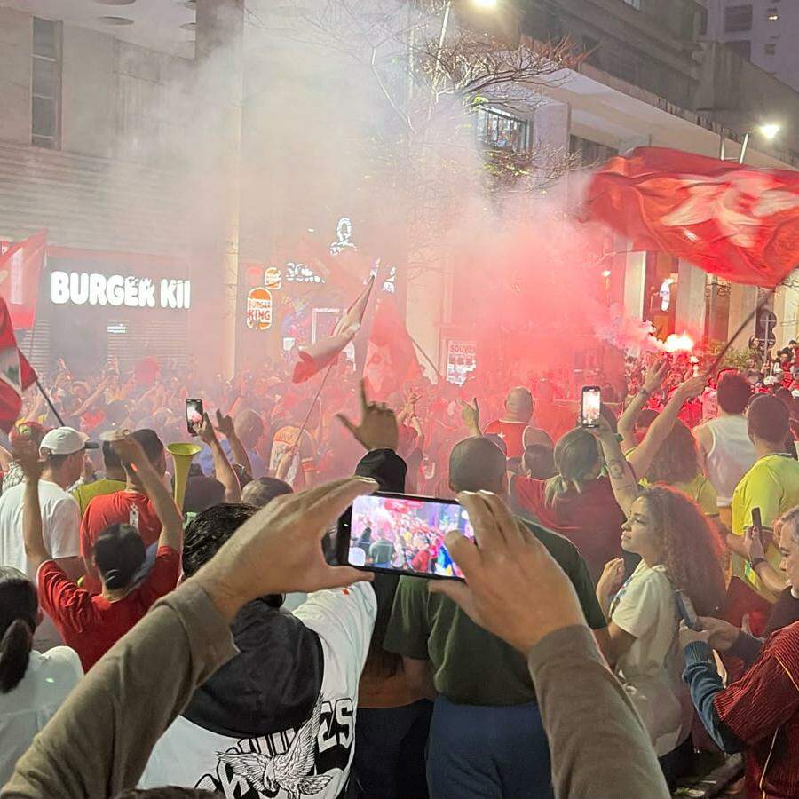 Eleitores de Lula lotaram a Praça Independência e arredores, em Santos, para comemorar o resultado