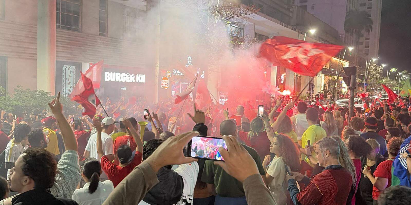 Eleitores de Lula lotaram a Praça Independência e arredores, em Santos, para comemorar o resultado