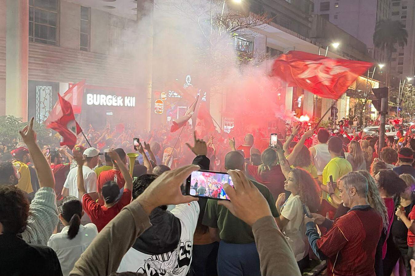 Eleitores de Lula lotaram a Praça Independência e arredores, em Santos, para comemorar o resultado