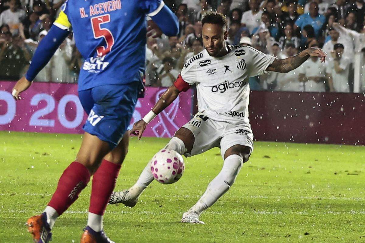 No empate em 1 a 1 com o Bahia, no sábado (24), Neymar foi expulso depois de discussão com Rodrigo Nestor