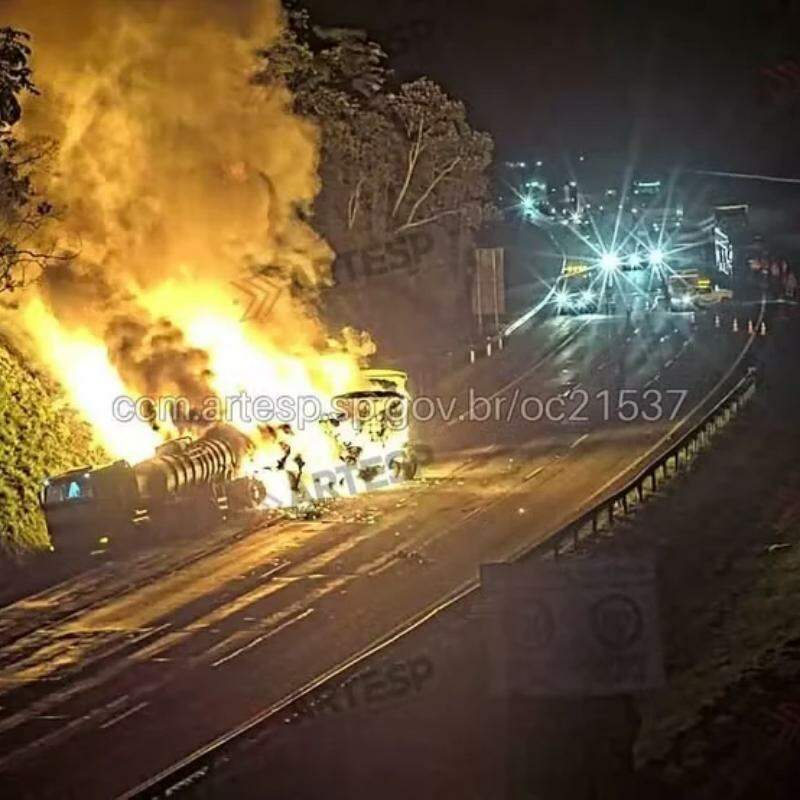Acidente entre carretas causa incêndio e bloqueia Rodoanel no sentido Perus