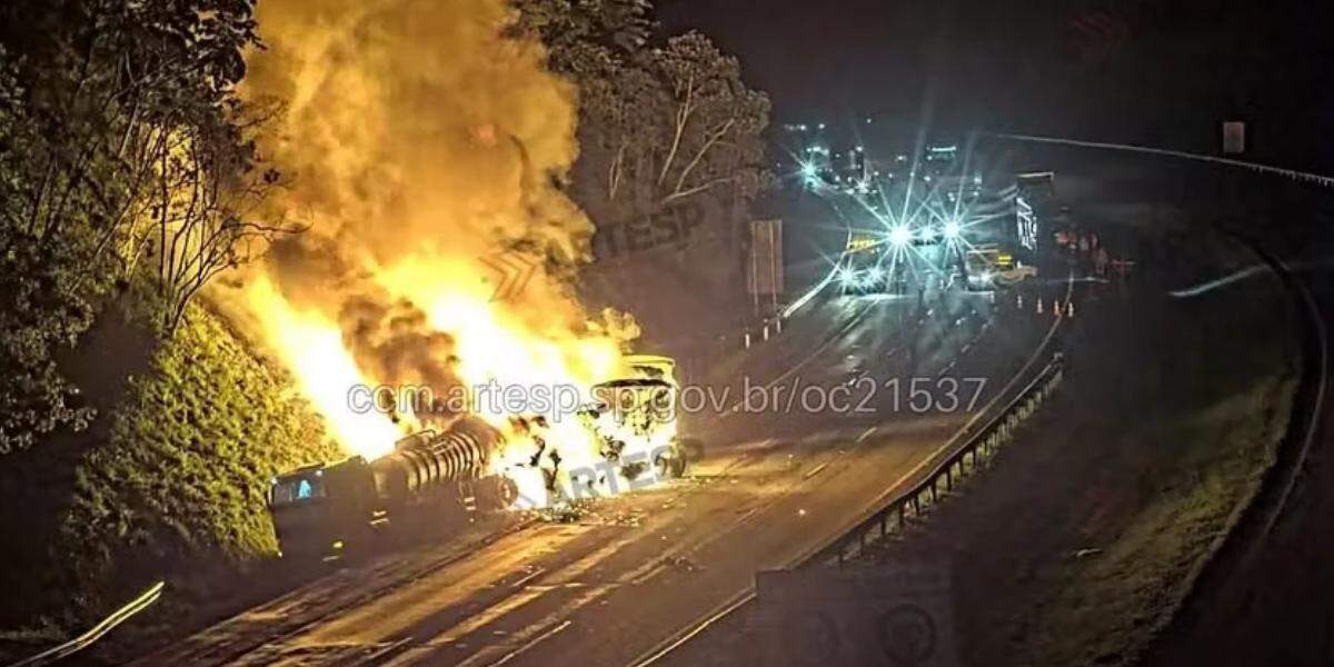 Acidente entre carretas causa incêndio e bloqueia Rodoanel no sentido Perus