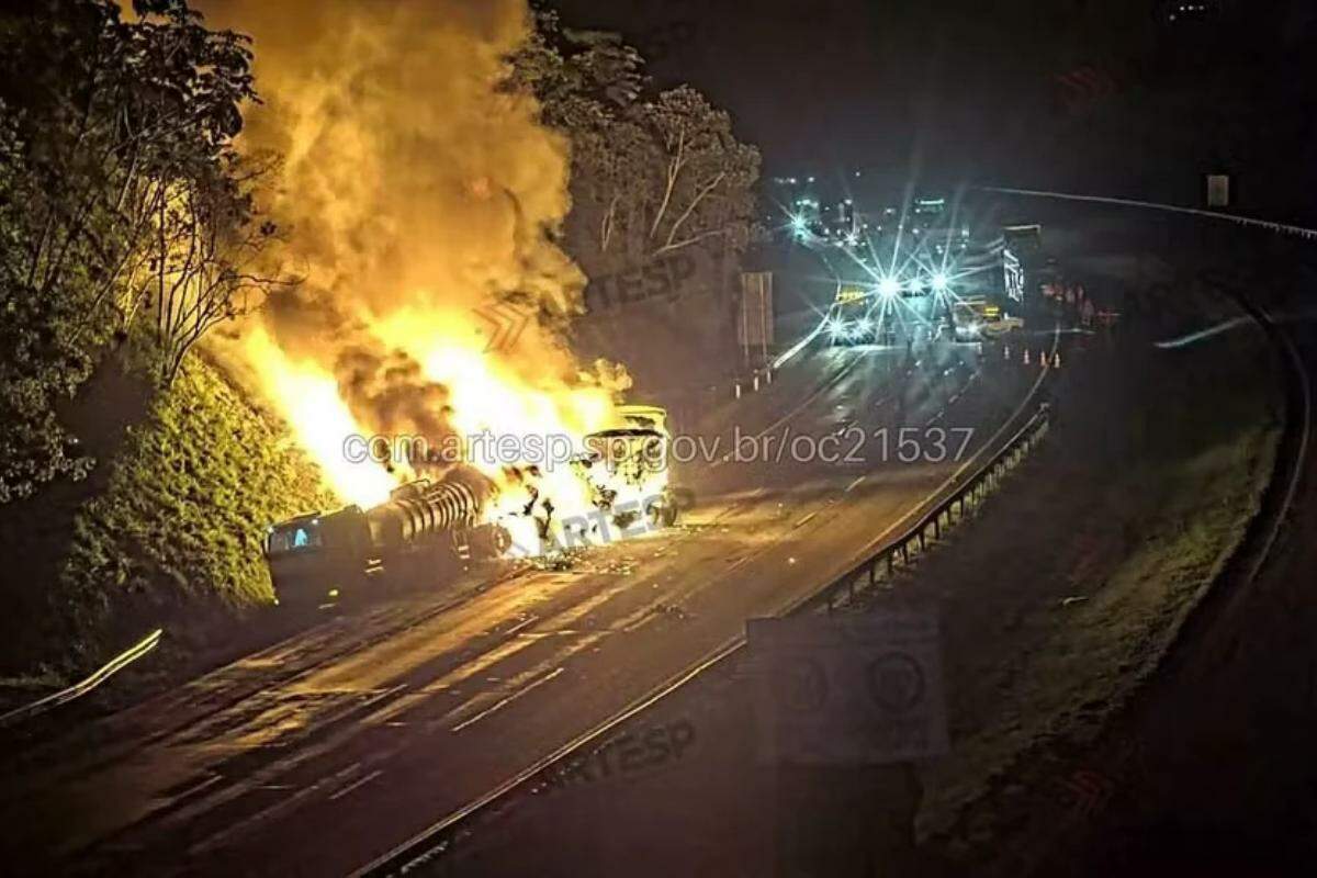 Acidente entre carretas causa incêndio e bloqueia Rodoanel no sentido Perus
