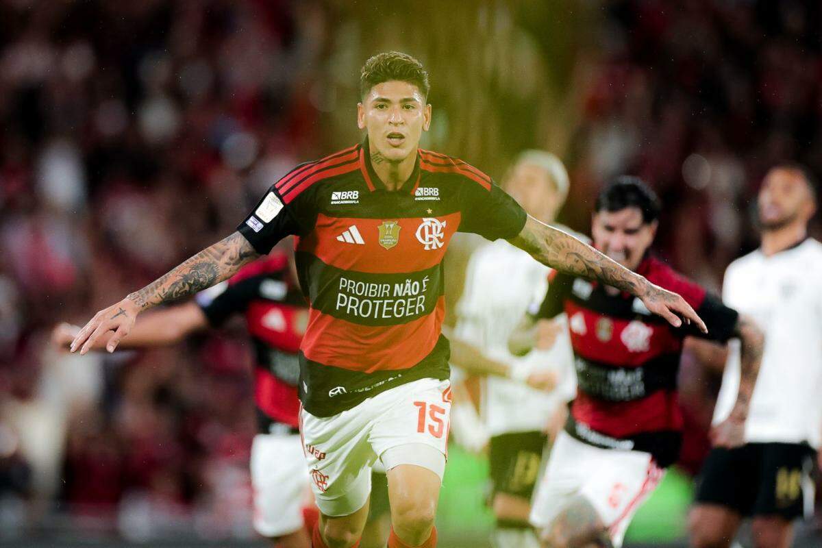 Flamengo marca de pênalti no último lance, bate o Atlético-MG e mantém liderança do Brasileirão