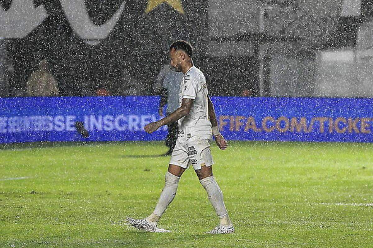 Neymar foi expulso no empate entre Santos e Bahia, na Vila Belmiro, pelo Brasileirão
