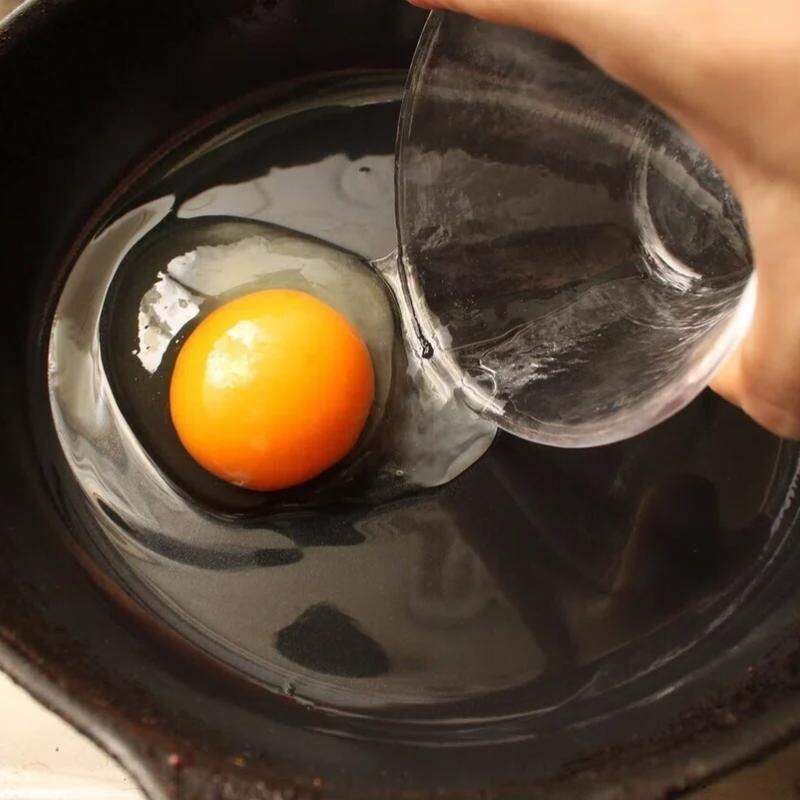 O óleo de gergelim é uma alternativa ao azeite e à manteiga no preparo de ovos fritos, proporcionando aroma marcante e sabor que lembra nozes e castanhas