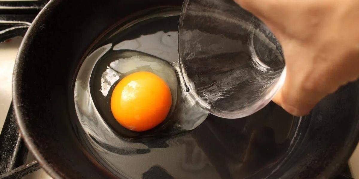 O óleo de gergelim é uma alternativa ao azeite e à manteiga no preparo de ovos fritos, proporcionando aroma marcante e sabor que lembra nozes e castanhas