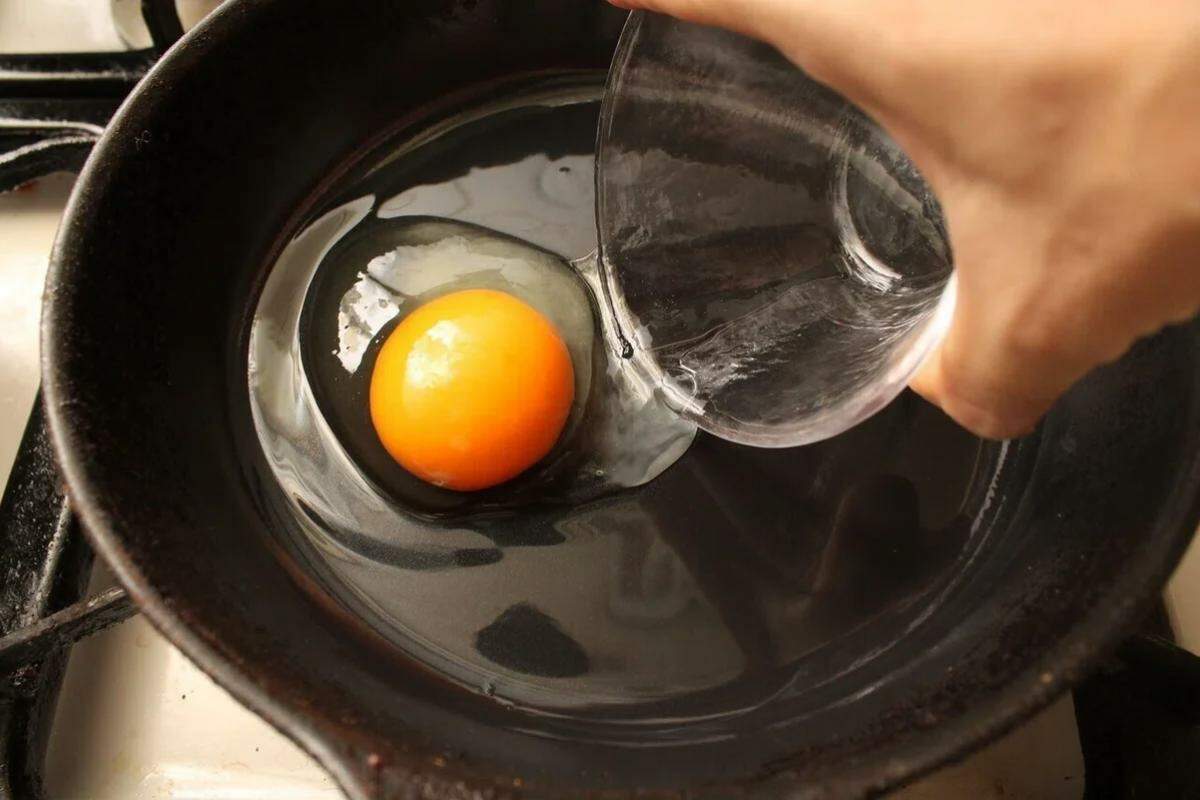 O óleo de gergelim é uma alternativa ao azeite e à manteiga no preparo de ovos fritos, proporcionando aroma marcante e sabor que lembra nozes e castanhas