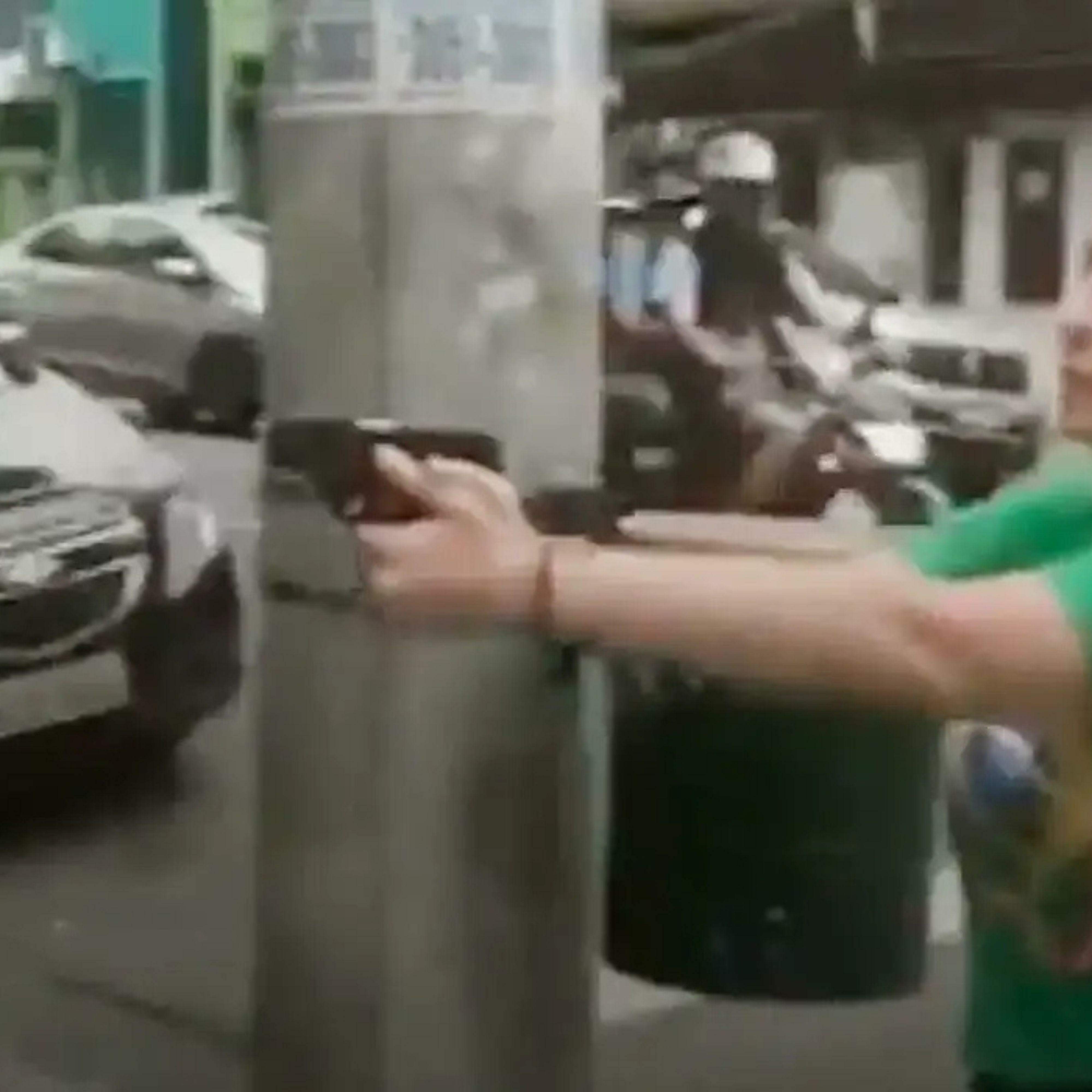 Em 2022, ela sacou um revólver e perseguiu um jornalista pelas ruas de São Paulo.
