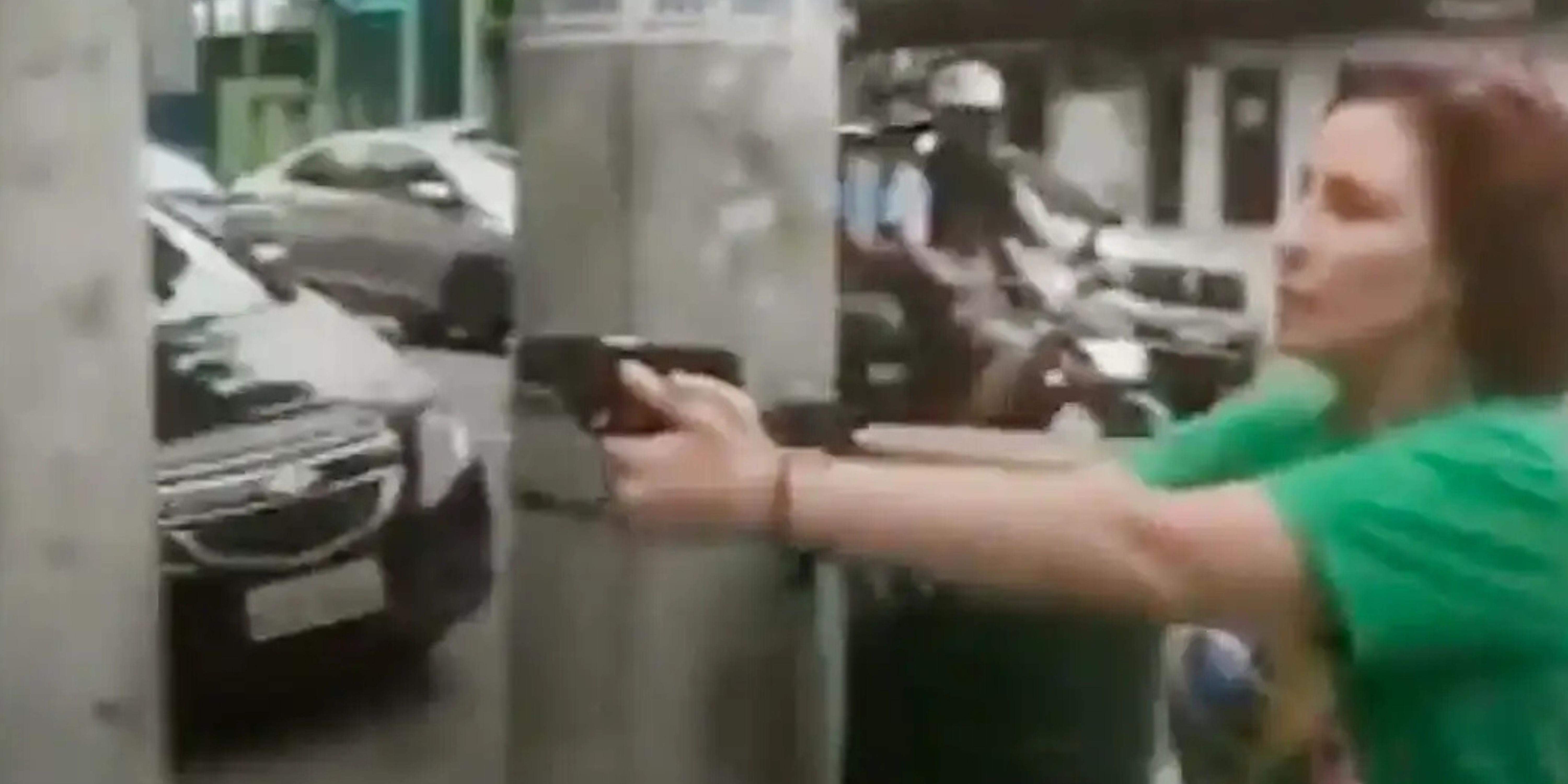 Em 2022, ela sacou um revólver e perseguiu um jornalista pelas ruas de São Paulo.