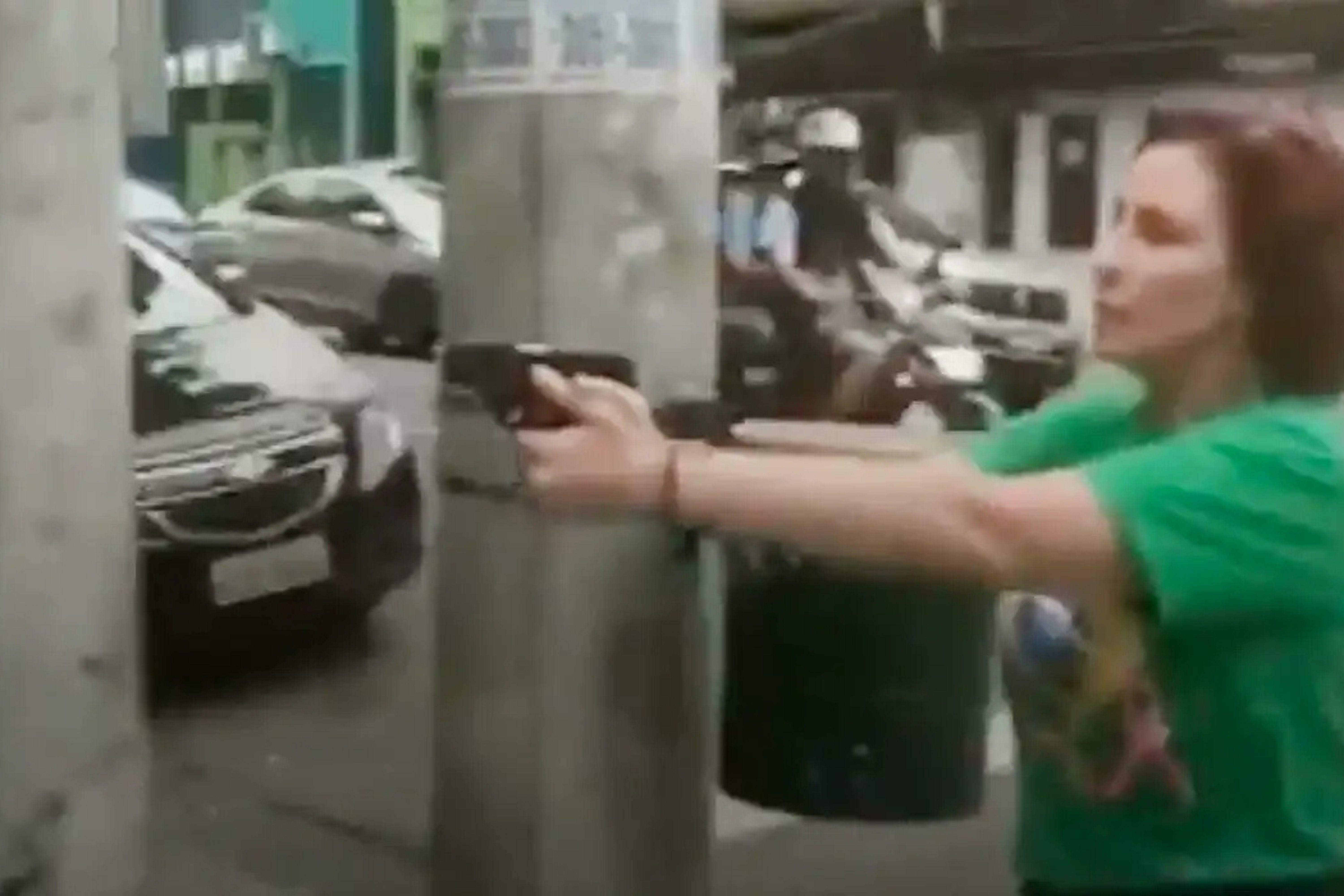 Em 2022, ela sacou um revólver e perseguiu um jornalista pelas ruas de São Paulo.