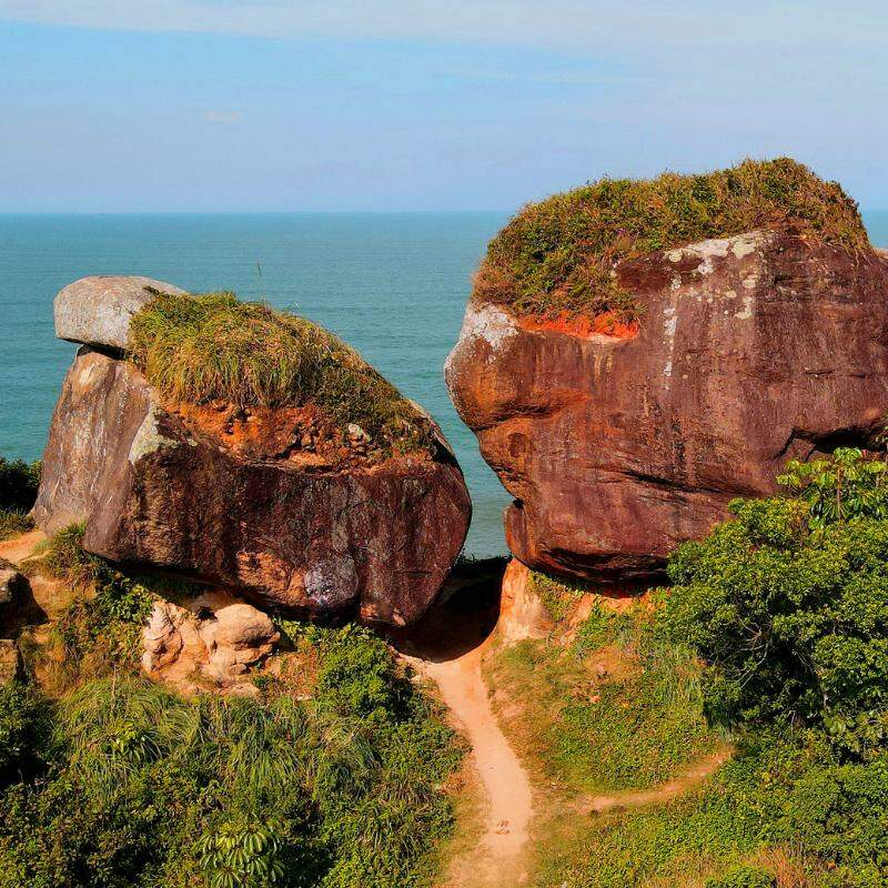 O ponto turístico é ideal para quem deseja se desligar da agitação da cidade e observar o pôr do sol com tranquilidade em Itanhaém