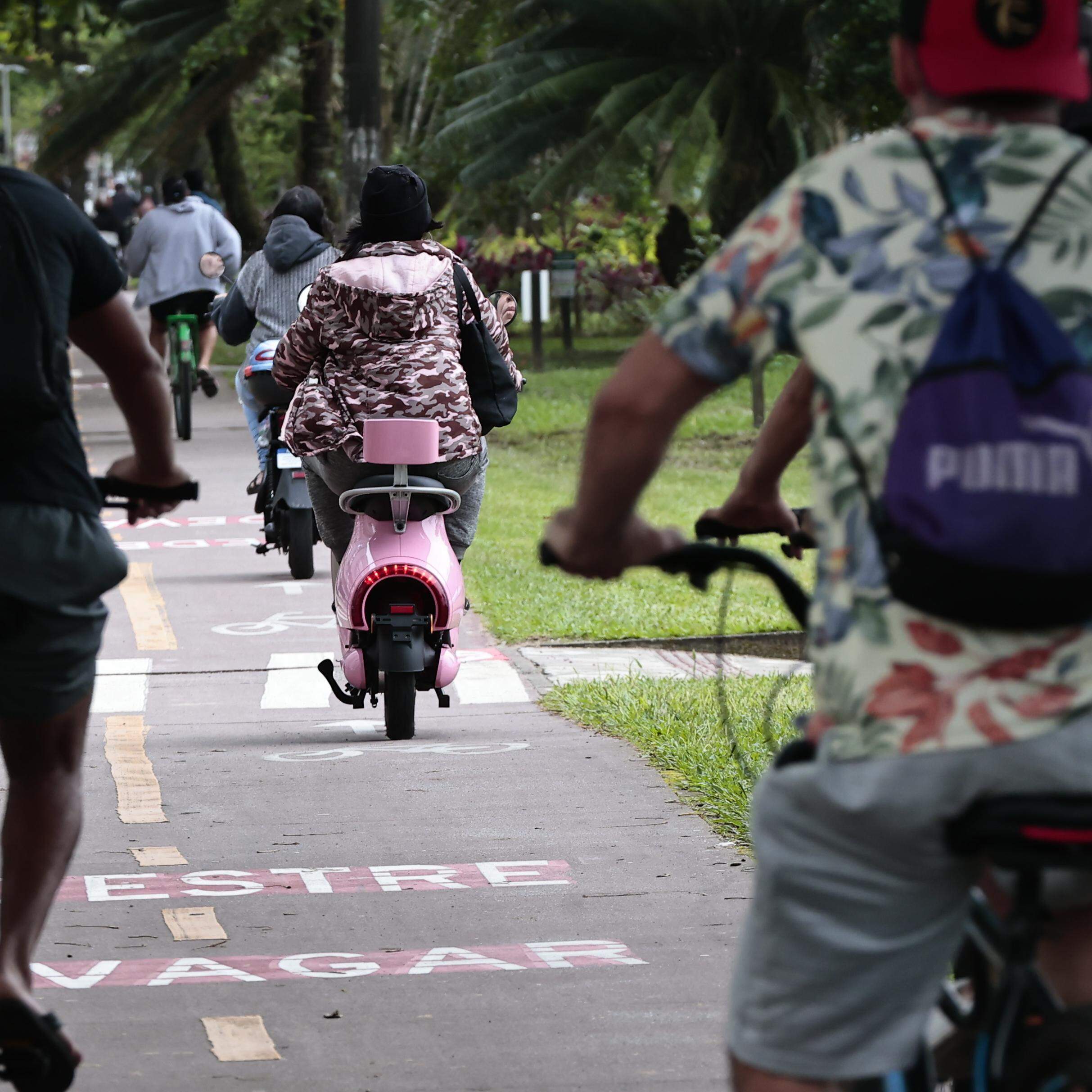 Quando condutor é prudente e segue regras, quem usa a ciclovia com bicicletas concorda que elétricos são práticos e não poluem