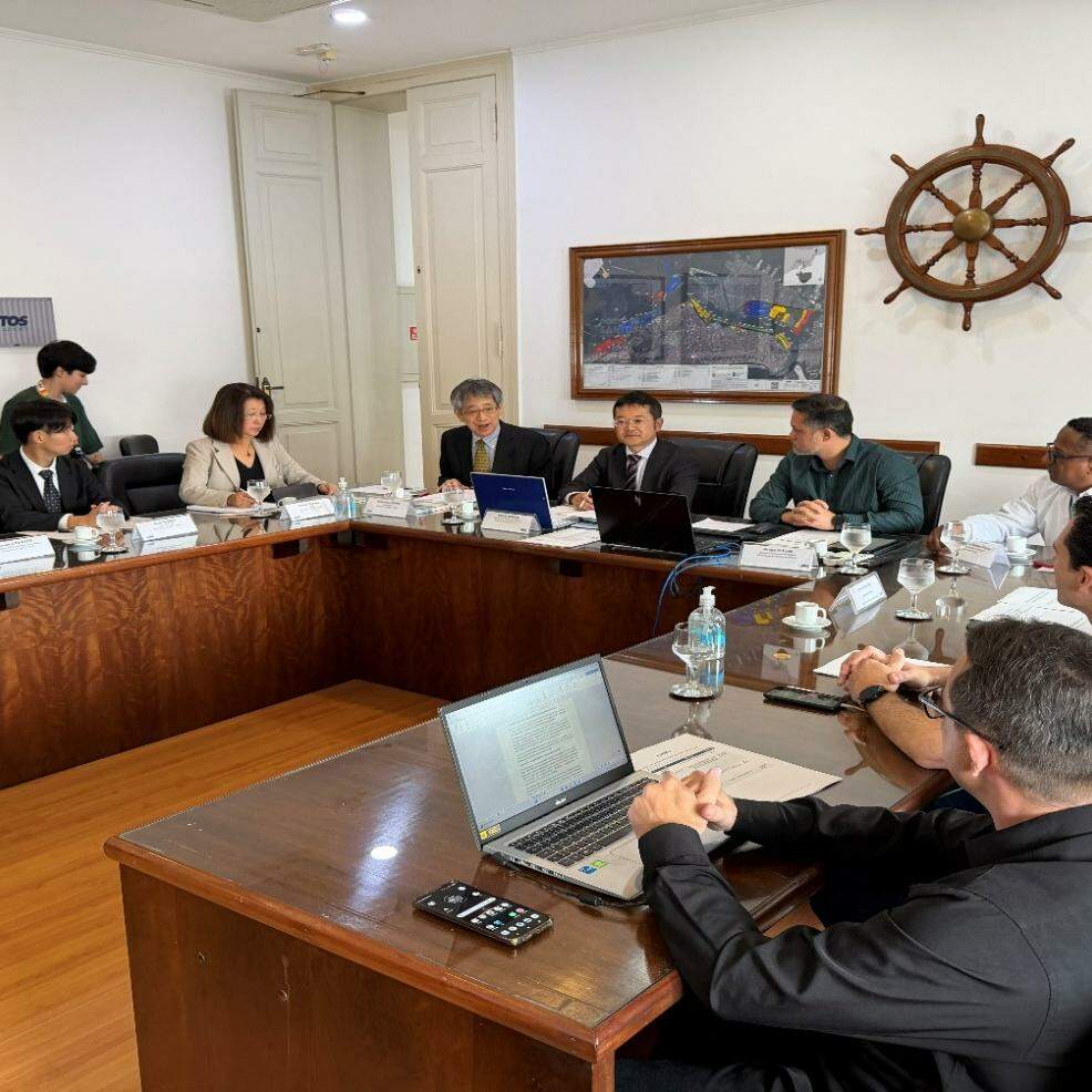 Integrantes do Instituto de Desenvolvimento de Áreas Costeiras Ultramarinas do Japão em reunião na APS