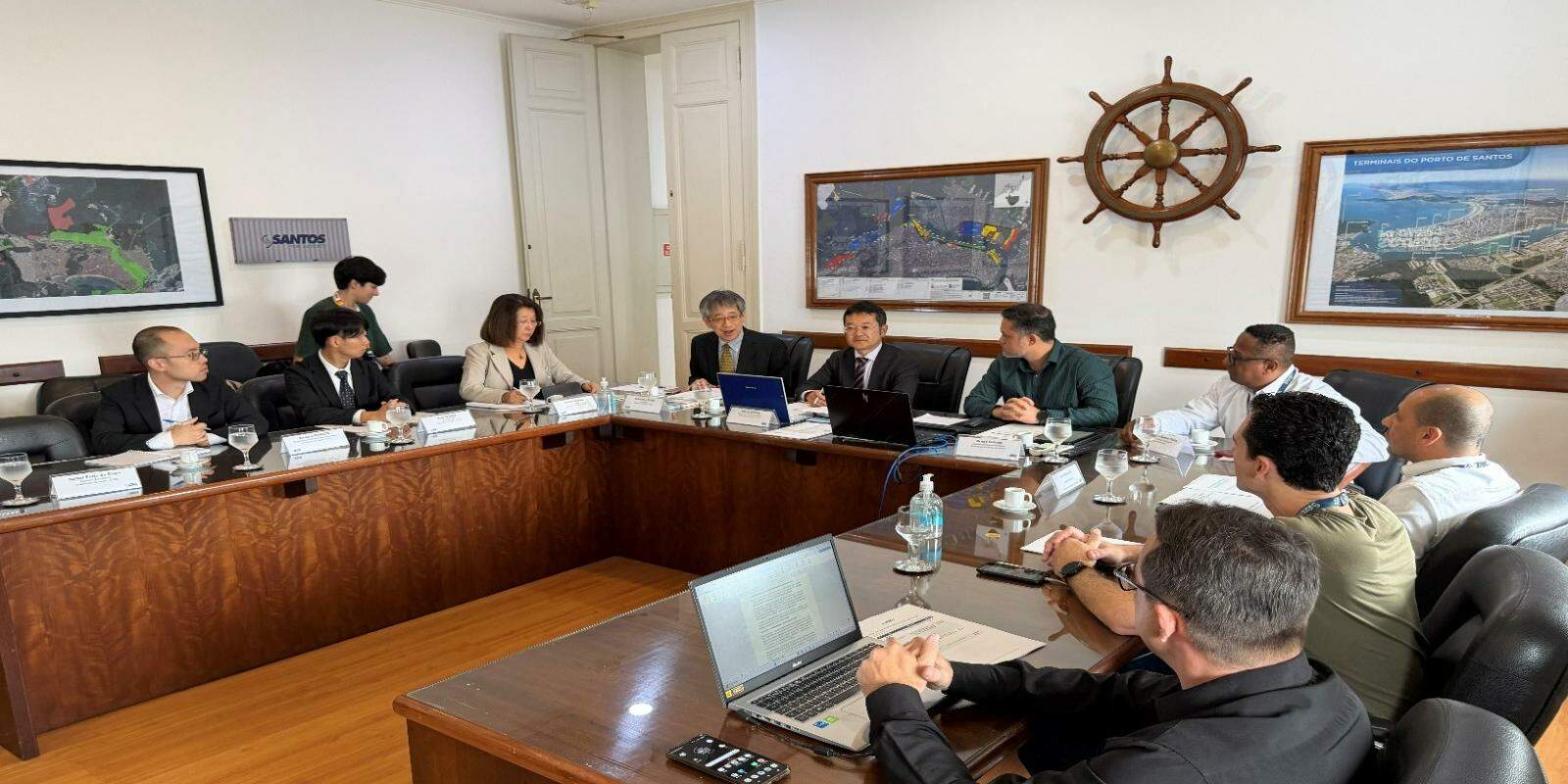 Integrantes do Instituto de Desenvolvimento de Áreas Costeiras Ultramarinas do Japão em reunião na APS