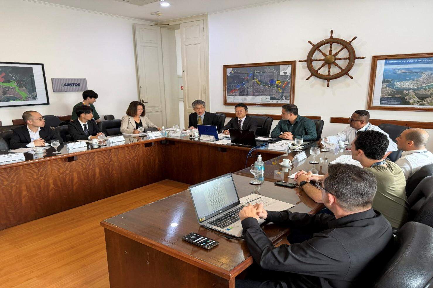 Integrantes do Instituto de Desenvolvimento de Áreas Costeiras Ultramarinas do Japão em reunião na APS