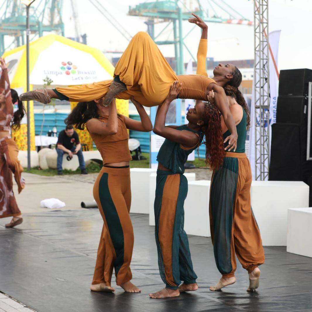 Bailarinas realizam coreografia durante apresentação artística que celebra a diversidade cultural brasileira