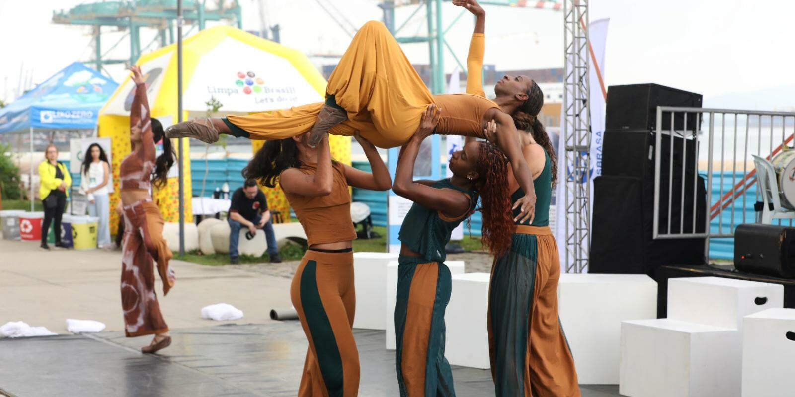Bailarinas realizam coreografia durante apresentação artística que celebra a diversidade cultural brasileira