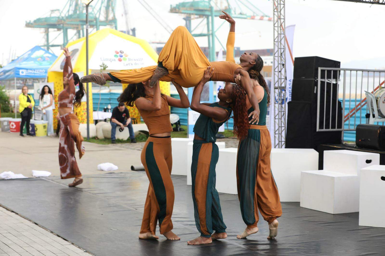 Bailarinas realizam coreografia durante apresentação artística que celebra a diversidade cultural brasileira