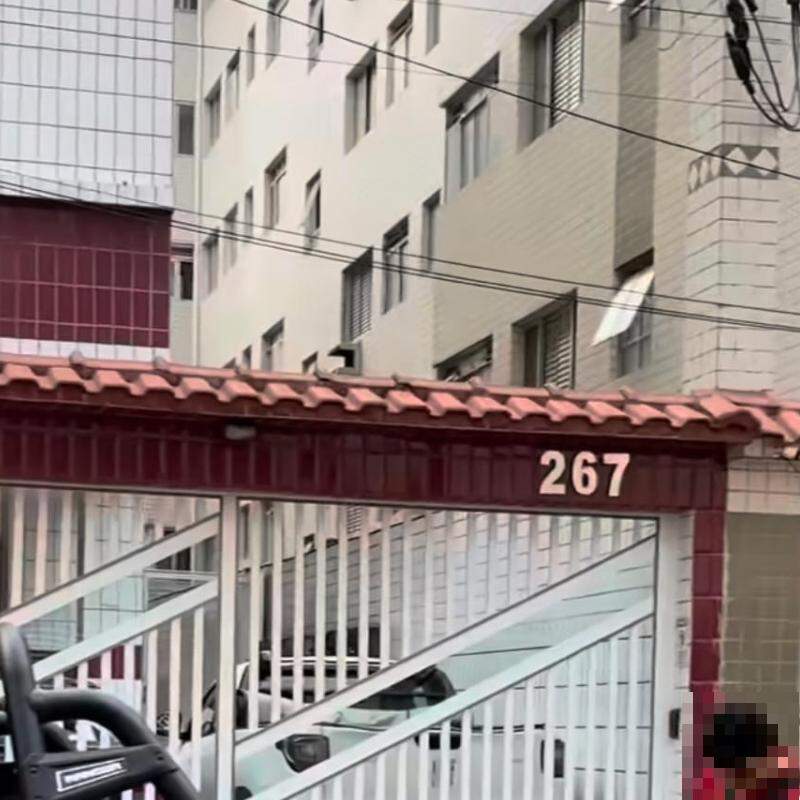 Os bombeiros encontraram a adolescente de 16 anos consciente, mas com quadro de inalação de fumaça em Praia Grande