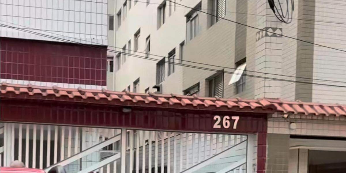 Os bombeiros encontraram a adolescente de 16 anos consciente, mas com quadro de inalação de fumaça em Praia Grande